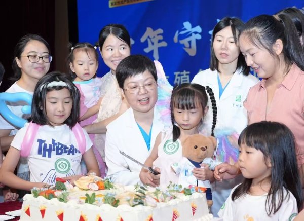 配资知名股票配资渠道 “鲍主任坐在阳光里，面对我焦急的询问，温柔地说：‘有希望’！”